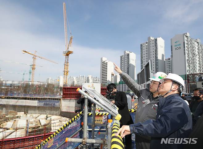 [서울=뉴시스] 김진아 기자 = 원희룡 국토교통부 장관이 14일 서울 동대문구의 한 주택재개발 신축공사 현장을 방문해 타워크레인 운용 및 건설현장 점검을 하고 있다. 2023.03.14. bluesoda@newsis.com
