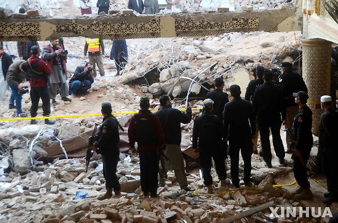 [페샤와르=신화/뉴시스] 지난 1월 31일(현지시간) 파키스탄 북서부 페샤와르에서 경찰이 자폭 테러가 발생했던 이슬람 사원을 조사하고 있다. 현지 당국은 이 폭발로 인한 사망자 숫자가 최소 100명으로 늘어났고 부상자도 225명에 달한다고 밝혔다. 2023.02.01.