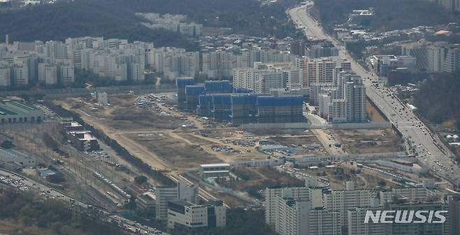 [서울=뉴시스] 조수정 기자 = 지난해 서울 아파트 평균 분양가가 3.3㎡당 3천474만 원으로 전년(2천798만 원) 대비 24.2%(676만 원) 올랐다. 서울 아파트 3.3㎡당 평균 분양가가 3천만 원을 넘은 것은 처음이다. 상승률은 2018년(29.8%), 2012년(25.4%)에 이어 역대 3번째로 높았다. 사진은 14일 서울시내 아파트 공사현장. 2023.03.14.chocrystal@newsis.com