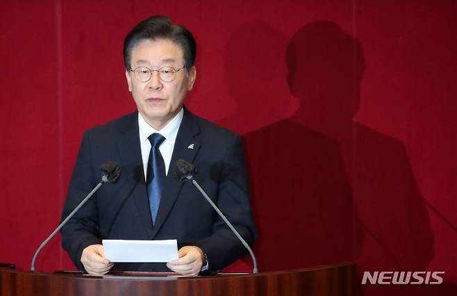 [서울=뉴시스] 고범준 기자 = 이재명 더불어민주당 대표가 지난달 27일 오후 서울 여의도 국회 본회의장에서 열린 제403회국회(임시회) 제8차 본회의에서 본인의 체포동의안에 대한 신상 발언을 하고 있다. 2023.02.27. bjko@newsis.com