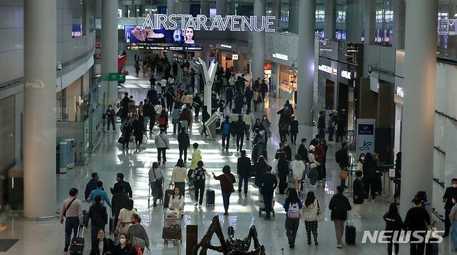 [인천공항=뉴시스] 김선웅 기자 = 1일 인천국제공항 면세점에서 여행객들이 오가고 있다. 인천공항공사에 따르면 신규 면세사업권에 호텔롯데, 호텔신라, 신세계디에프, 현대백화점면세점 및 중국의 국영면세점그룹(CDFG)이 입찰했다. 4월 경 관세청 최종 심사를 거쳐 낙찰자가 결정되면 7월 경 신규 사업자 운영이 개시될 것으로 예상된다. 2023.03.01. mangusta@newsis.com