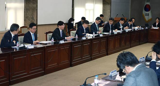 [서울=뉴시스] 김소영(왼쪽 세번째) 금융위원회 부위원장이 15일 서울 종로구 정부서울청사에서 개최한 '은행권 경영·영업 관행·제도 개선 실무작업반 제3차 회의'에서 은행권 손실흡수능력 제고를 위한 건전성 제도 정비방향에 대해 논의하고 있다. (사진=금융위원회 제공) 2023.03.16. photo@newsis.com *재판매 및 DB 금지