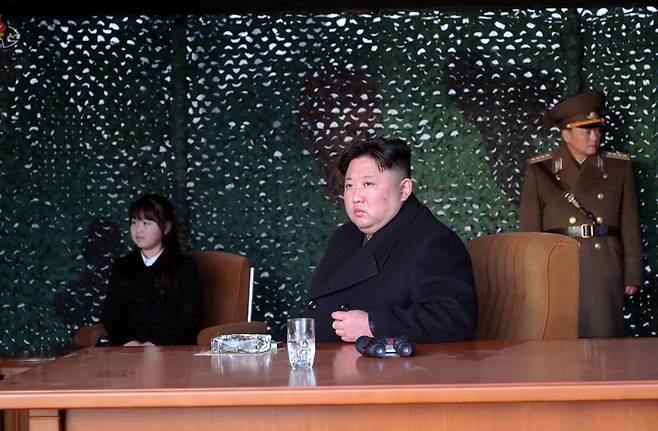 [서울=뉴시스] 북한 조선중앙TV가 10일 김정은 국무위원장이 딸 김주애와 함께 서부전선 화성포병부대 현지지도 및 화력습격훈련을 참관했다고 보도했다. (사진=조선중앙TV 캡쳐) 2023.03.10. photo@newsis.com *재판매 및 DB 금지