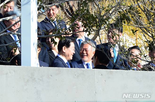 [양산=뉴시스] 차용현 기자 = 지난 1월2일 오후 경남 양산 평산마을 사저에서 더불어민주당 지도부와 문재인 전 대통령이 기념촬영을 하고 있다. 2023.01.02. con@newsis.com