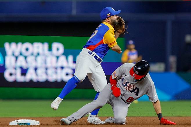 미국과 베네수엘라의 WBC 8강전에서 2루 진루를 시도하는 트레이 터너. 연합뉴스