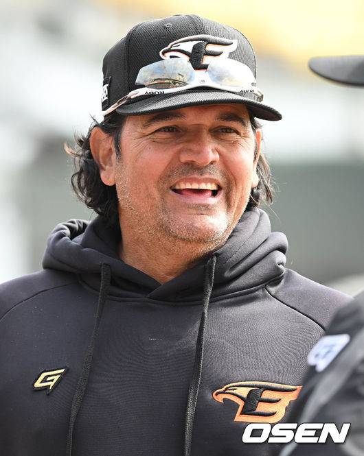 [OSEN=대전, 조은정 기자] 한화 수베로 감독이 훈련 지도 중 미소를 짓고 있다. 2023.03.18 /cej@osen.co.kr