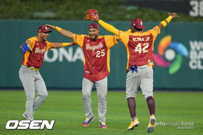 [사진] 베네수엘라 데이비드 페랄타, 앤서니 산탄데르, 로날드 아쿠냐 주니어(왼쪽부터)가 푸에르토리코전 승리 후 기뻐하고 있다. ⓒGettyimages(무단전재 및 재배포 금지)