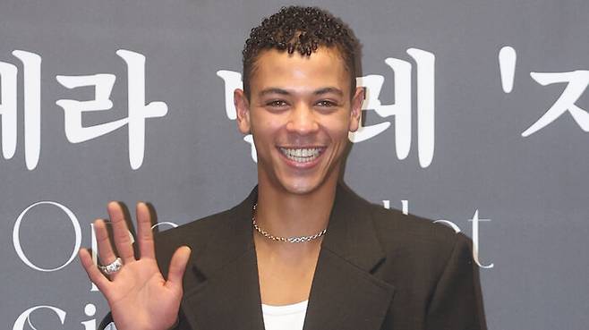 LG아트센터에서 열린 파리 오페라 발레 '지젤' 기자간담회에서 기욤 디옵이 포즈를 취하고 있다 (출처: 연합뉴스)