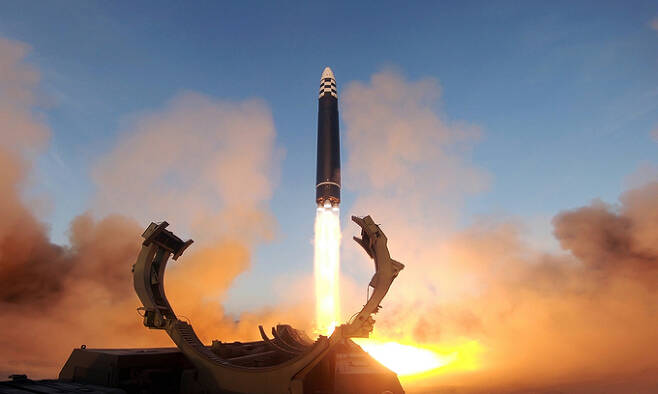 북한의 화성-17형 대륙간탄도미사일(ICBM) 발사 훈련 모습. 노동신문뉴스1