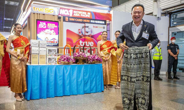 유타삭 수파손 태국 관광청장이 2월 6일 방콕 돈무앙 국제공항에서 중국인 입국자에게 줄 선물을 들고 웃고 있다. 방콕=신화통신·연합뉴스