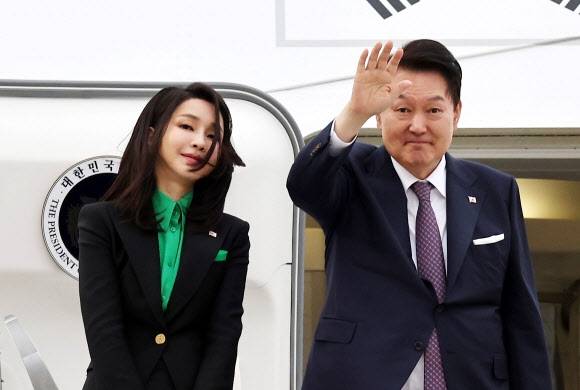 1박 2일간의 일본 방문을 마친 윤석열 대통령과 김건희 여사가 17일 오후 도쿄 하네다공항에서 공군 1호기에 올라 환송객들에게 인사하고 있다. 2023.3.17 연합뉴스