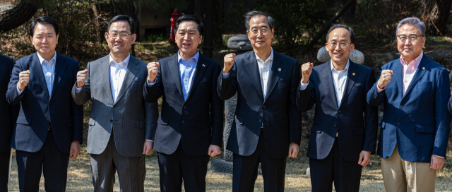 한덕수 국무총리, 김기현 국민의힘 대표 등 당정 고위 관계자들이 19일 서울 종로구 총리공관에서 열린 고위당정협의회 전 파이팅을 외치며 기념 촬영을 하고 있다. 성일종(왼쪽부터) 국민의힘 정책위의장, 주호영 원내대표, 김 대표, 한 총리, 추경호 부총리 겸 기획재정부 장관, 박진 외교부 장관. 연합뉴스