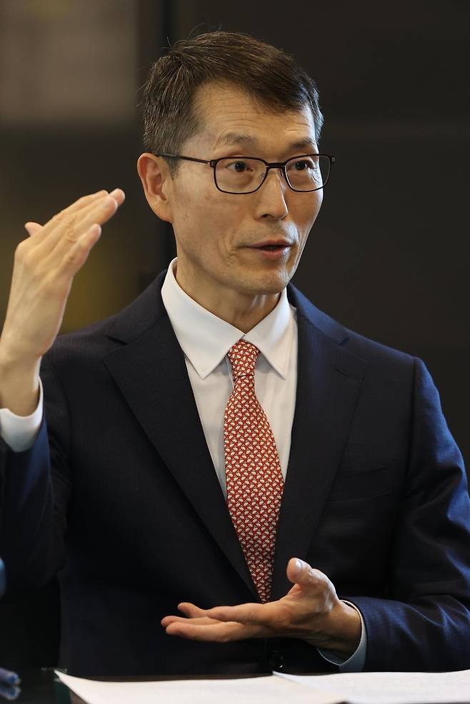 인터뷰하는 강남훈 회장     (서울=연합뉴스) 강민지 기자 = 강남훈 한국자동차산업협회장이 지난 14일 서울 서초구  자동차회관에서 연합뉴스와 인터뷰하고 있다. 2023.3.19
    mjkang@yna.co.kr