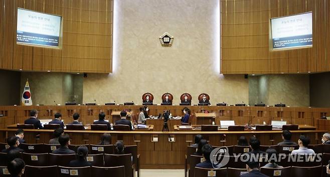 보험사가 병원서 진료비 반환받을 수 있나…대법 공개변론 대법원 3부가 작년 3월 17일 A 보험사가 맘모톰 시술(진공보조 유방 양성종양 절제술)을 한 의사를 상대로 낸 임의비급여 치료 관련 실손보험금 반환청구사건 공개변론을 연 모습. [연합뉴스 자료사진]