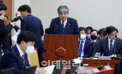 한상혁 방송통신위원장이 지난 2월 9일 서울 여의도 국회에서 열린 과학기술정보방송통신위원회 전체회의에서 업무보고를 하고 있다.(사진=뉴시스)