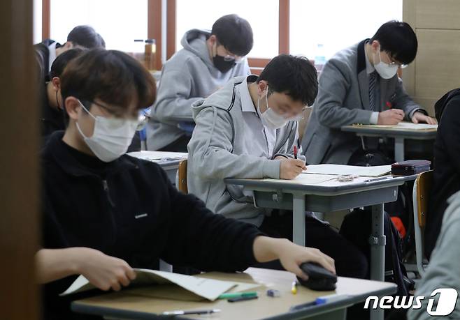 한 고등학교에서 학생들이 전국연합학력평가를 치르고 있다. /뉴스1 ⓒ News1 유경석 기자