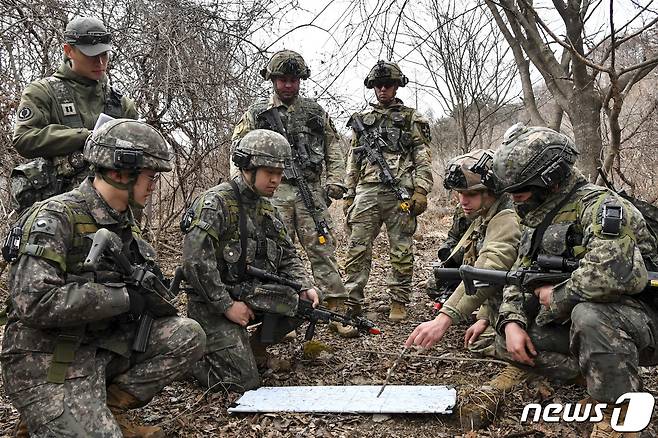 육군은 강원도 인제 육군과학화전투훈련단에서 미군 대대급 부대와 함께 전문대항군연대와 교전하는 ‘한미연합 KCTC 훈련’을 진행하고 있다고 20일 밝혔다. 훈련에 참가한 한미 장병들이 전술토의를 하고 있다. (육군 제공) 2023.3.20/뉴스1