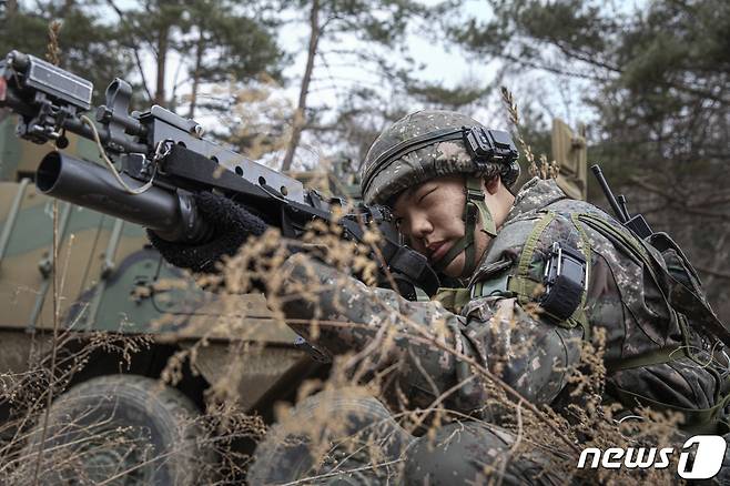 육군은 강원도 인제 육군과학화전투훈련단에서 미군 대대급 부대가 참가해 전문대항군연대와 교전하는 ‘한미 연합 KCTC 훈련’이 진행되고 있다고 20일 밝혔다. 백석산여단전투단 장병들이 K808차륜형장갑차에서 하차해 전투 준비를 하고 있다. (육군 제공) 2023.3.20/뉴스1