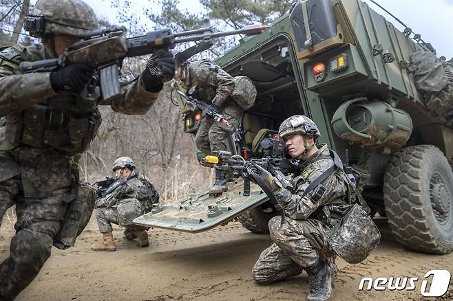 육군은 강원도 인제 육군과학화전투훈련단에서 미군 대대급 부대가 참가해 전문대항군연대와 교전하는 ‘한미 연합 KCTC 훈련’이 진행되고 있다고 20일 밝혔다. 훈련에서 백석산여단전투단 장병들이 K808차륜형장갑차에서 하차하고 있다. (육군 제공) 2023.3.20/뉴스1