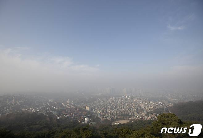 수도권에 미세먼지 비상저감조치가 발령된 20일 서울 남산에서 바라본 도심이 뿌옇게 보인다. 기상청은 이날 전국 대부분 지역에서 초미세먼지 농도가 '나쁨'에서 '매우 나쁨' 단계를 기록할 것으로 예보했다. 2023.3.20/뉴스1 ⓒ News1 신웅수 기자