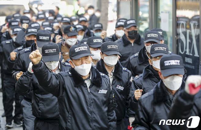 20일 오전 경비원 사망사건이 발생한 서울 강남구 대치동의 한 아파트 앞에서 경비노동자들이 '故 대치동 아파트 경비노동자 추모 기자회견'을 열고 고용불안과 갑질 피해를 규탄하며 행진하고 있다. 2023.3.20/뉴스1 ⓒ News1 김도우 기자