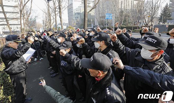 20일 오전 경비원 사망사건이 발생한 서울 강남구 대치동의 한 아파트 앞에서 경비노동자들이 '故 대치동 아파트 경비노동자 추모 기자회견'을 열고 고용불안과 갑질 피해를 규탄하며 구호를 외치고 있다. 2023.3.20/뉴스1 ⓒ News1 김도우 기자