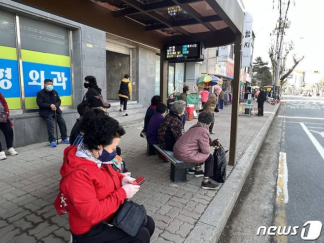 버스와 전철 등 대중교통에서 마스크 해제 첫날인 20일 강원 춘천 약사명동의 한 버스정류장에 시민들이 대부분 마스크를 착용한 채 버스를 기다리고 있다. 2023.3.20 한귀섭 기자