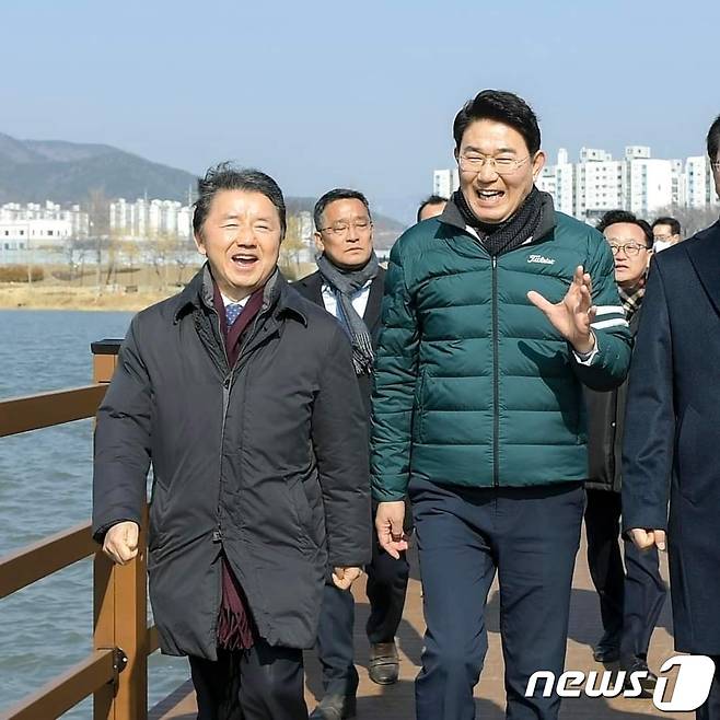 지난달 4일 열린 2023순천만국제정원박람회 붐업페스타에 참석한 남성현 산림청장이 노관규 순천시장과 함께 박람회 현장을 둘러보고 있다. 왼쪽부터 남성현 산림청장, 노관규 순천시장.(순천시 제공)2023.3.20/뉴스1