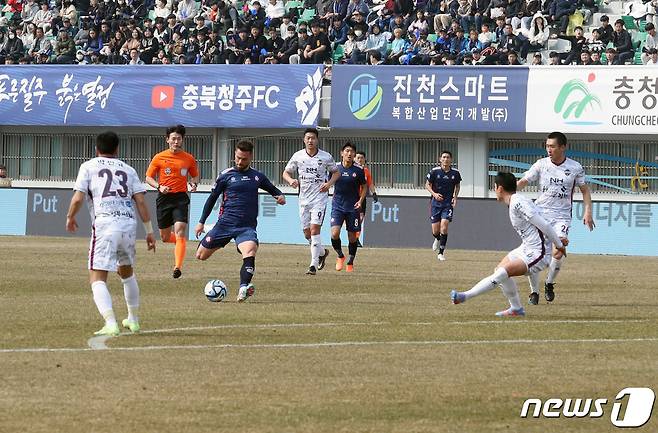 충북청주FC 선수들이 4일 청주종합경기장에서 열린 김천상무FC와 홈 개막전을 치르고 있다./뉴스1