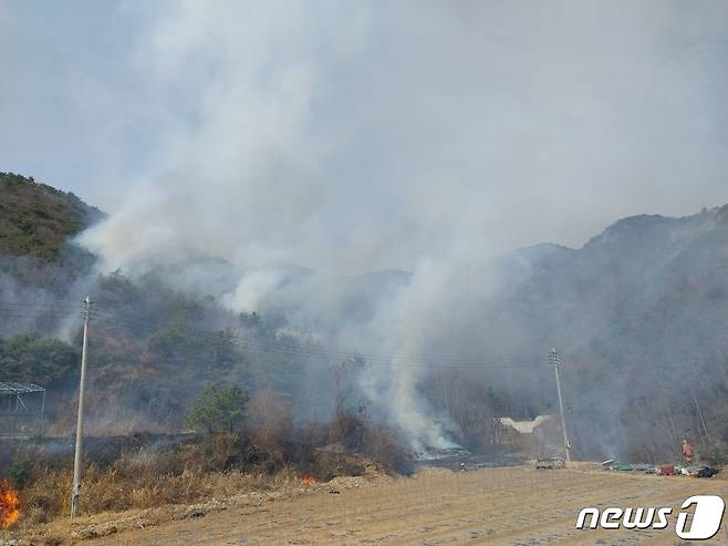 20일 오후 1시31분 전남 고흥군 영남면 양사리 야산에서 화재가 발생해 연기가 피어오르고 있다.(고흥소방서 제공)2023.3.20/뉴스1