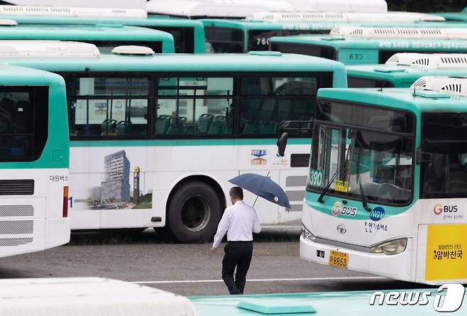 버스를 이용하는 경기도민 10명 중 8명은 '버스준공영제 확대'에 찬성한다는 조사 결과가 나왔다. 사진은 2022년 9월13일 성남시의 한 버스 차고지 모습. 2022.9.13/뉴스1 ⓒ News1 이재명 기자