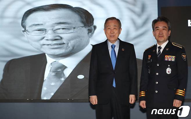 반기문 전 유엔 사무총장이 20일 오후 서울 서대문구 경찰청에서 윤희근 경찰청장을 예방해 기념사진을 찍고 있다. 2023.3.20/뉴스1 ⓒ News1 이동해 기자