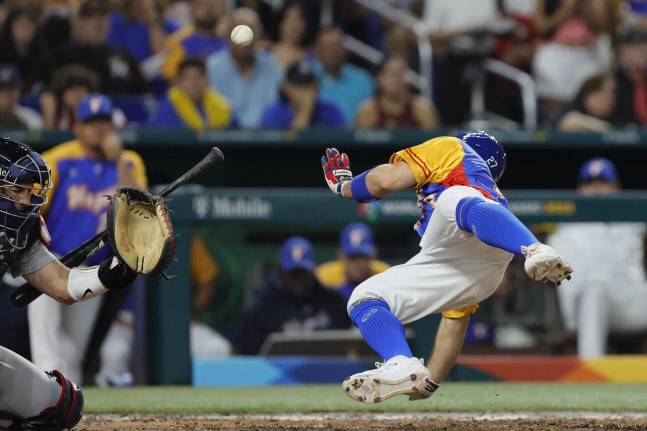 19일 베네수엘라 대표 호세 알튜베가 5회 미국 불펜투수 대니엘 바드의 투구에 맞아 쓰러지고 있다. 알튜베는 오른손 엄지 골절로 최소 2개월 결장이 예상된다. USA TODAY Sports연합뉴스