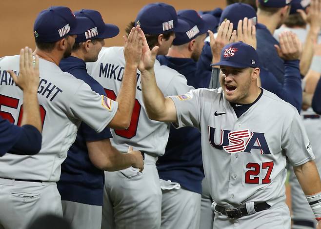 WBC 미국 주장 마이크 트라웃이 19일(한국시각) 베네수엘라를 꺾고 준결승 진출을 확정한 뒤 동료들과 하이파이브를 하고 있다. UPI연합뉴스