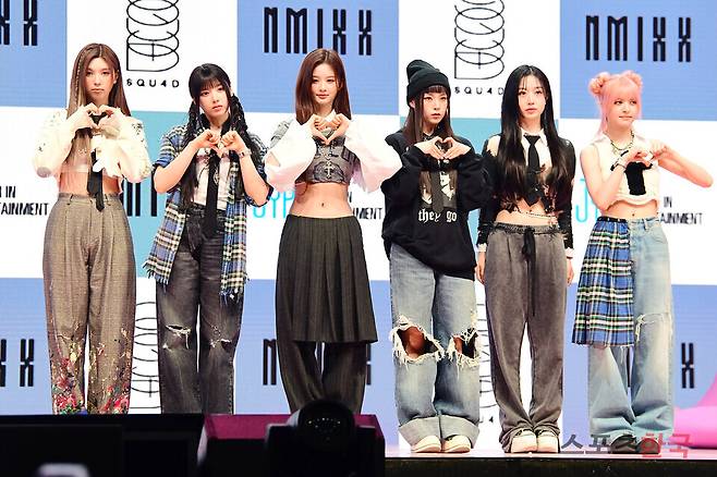 첫 번째 미니앨범 'expergo(엑스페르고)' 발매 기념 쇼케이스에 참석한 그룹 엔믹스(NMIXX). ⓒ이혜영 기자 lhy@hankooki.com