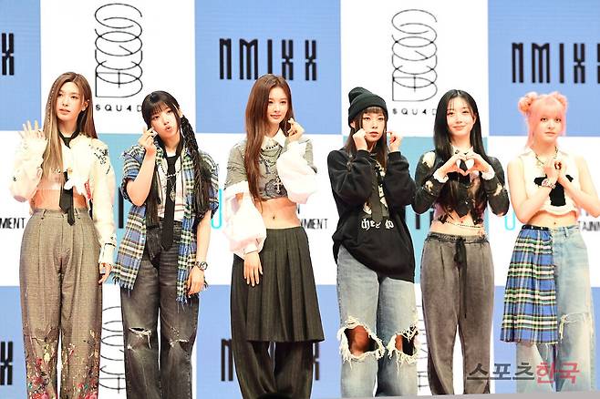 첫 번째 미니앨범 'expergo(엑스페르고)' 발매 기념 쇼케이스에 참석한 그룹 엔믹스(NMIXX). ⓒ이혜영 기자 lhy@hankooki.com