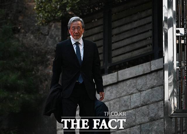 고 정주영 현대그룹 명예회장의 22주기를 맞아 범현대가(家)가 20일 오후 서울 종로구 정 명예회장의 옛 청운동 자택에 모인 가운데 정몽준 아산재단 이사장이 발길을 옮기고 있다. /박헌우 기자