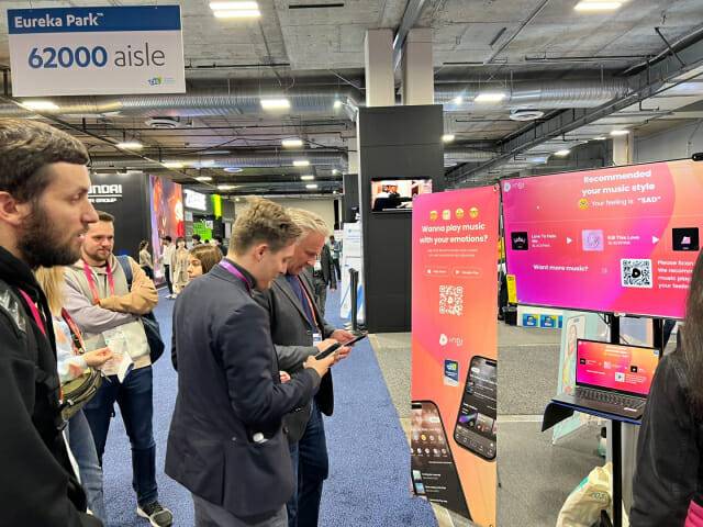 지난 1월 미국 라스베이거스에서 열린 'CES 2023' 인디제이 부스에서 관람객들이 AI 기반 서비스에 관심을 보이고 있다.