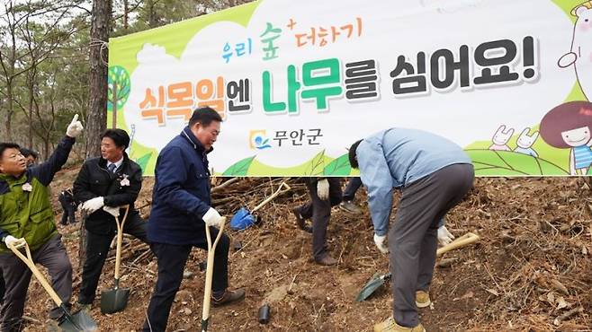 물맞이 치유의 숲 인근에 나무 심기 행사를 했다. [사진제공=무안군]