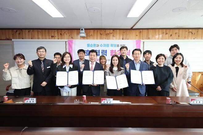 경남 고성군은 한국 코카-콜라, 세계자연기금 한국본부, 한국생태환경연구소와 협약을 맺었다.