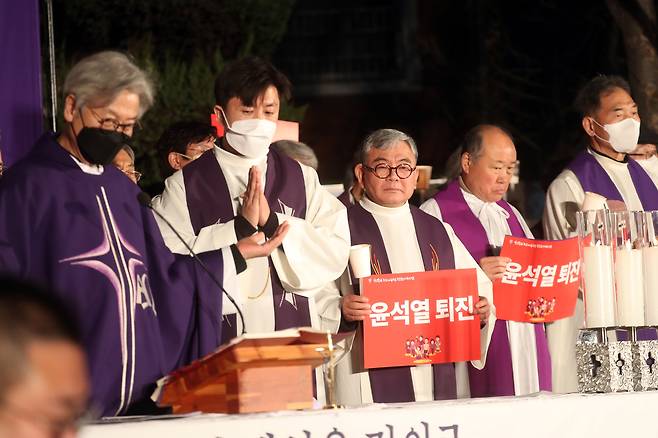 천주교정의구현전국사제단 주최로 20일 오후 전북 전주시 풍남문광장에서 '검찰독재 타도와 매판매국 독재정권 퇴진촉구' 시국미사가 열리고 있다. /연합뉴스