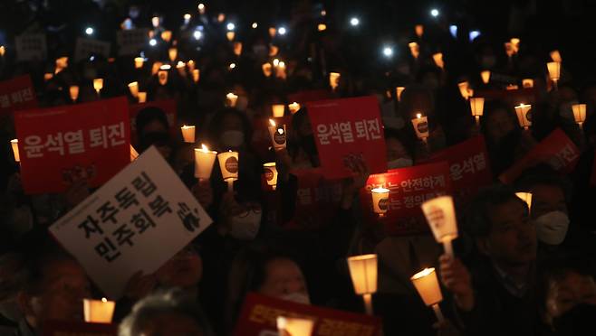 천주교정의구현전국사제단 주최로 20일 오후 전북 전주시 풍남문광장에서 열린 '검찰독재 타도와 매판매국 독재정권 퇴진촉구' 시국미사에서 시민들이 촛불을 들고 있다. /연합뉴스