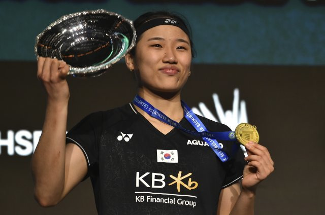 안세영이 19일 영국 버밍엄에서 열린 세계배드민턴연맹(BWF) 전영오픈 여자 단식 정상에 올라 금메달을 목에 걸고 포즈를 취하고 있다. 버밍엄=AP 뉴시스