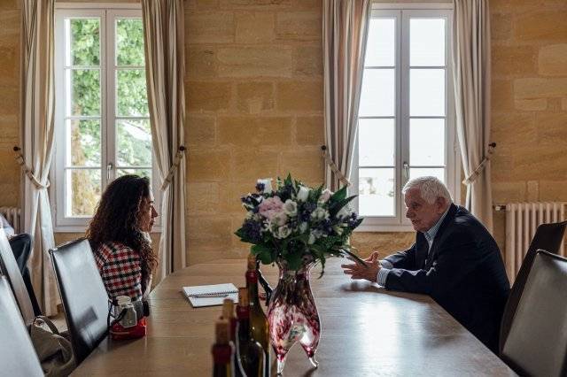 보르도 샤토 르 퓌(Chateau Le Puy)의 13대 주인인 장-피에르 아모로와 인터뷰하고 있는 최영선 대표. 한스미디어 제공