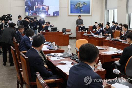 20일 오후 열린 국회 교육위원회 전체회의에서 유기홍 위원장이 의사봉을 두드리고 있다.<연합뉴스>