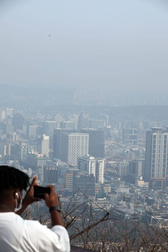 수도권에 미세먼지 비상저감조치가 발령된 20일 서울 남산에서 바라본 도심이 뿌옇게 보이고 있다. 사진=서동일 기자