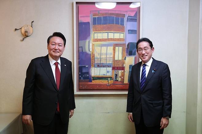 윤석열 대통령과 기시다 후미오 일본 총리가 지난 16일 오후 일본 도쿄 긴자의 오므라이스 노포에서 친교의 시간을 함께하며 기념사진을 찍고 있다. 연합뉴스