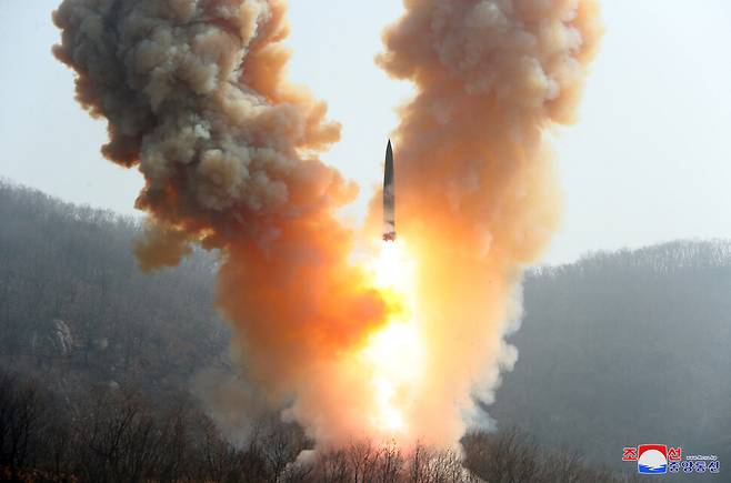 김정은 조선노동당 총비서 겸 국무위원장이 “전술핵공격을 모의한 탄도미사일발사훈련”을 포함한 “핵반격가상종합전술훈련”을 지도했다고 20일 노동신문이 보도했다. 북한 매체가 공개한 사진을 보면, 김 총비서의 현지지도에는 지난 16일 ‘화성포-17’형 발사에 이어 딸 김주애양이 동행했다. 조선중앙통신 연합뉴스