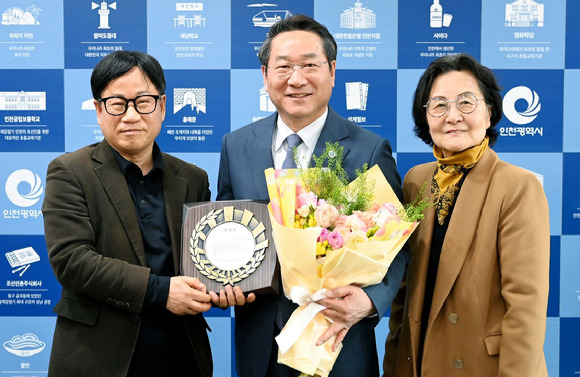 유정복 인천광역시장이 20일 시청 접견실에서 영종국제도시무료통행시민추진단으로부터 영종·인천대교 통행료 무료추진 관련 감사패를 전달 받고 있다. [사진=인천시]