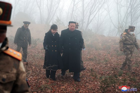 북한은 지난 18~19일 김정은 국무위원장이 딸 '주애'와 함께 참관한 가운데 전술핵운용부대들의 '핵반격 가상 종합전술훈련'을 진행했다고 조선중앙통신이 20일 보도했다. 평양 조선중앙통신=연합뉴스